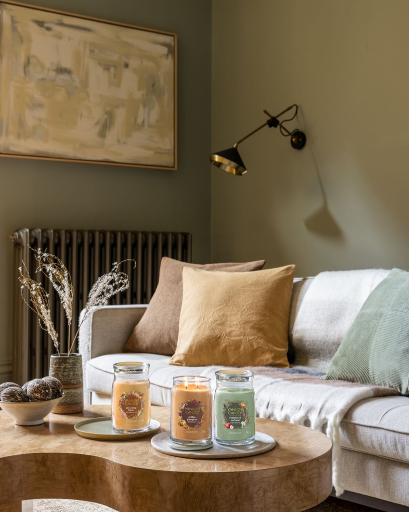 YC Fantastic Falle groupshot livingroom