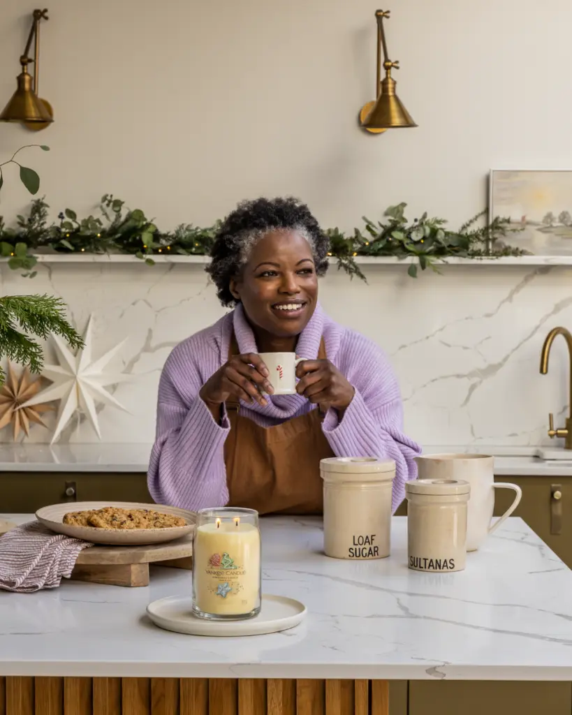 YC_Sfeerbeeld_Christmas Cookie Signature Large Woman & cookies.webp