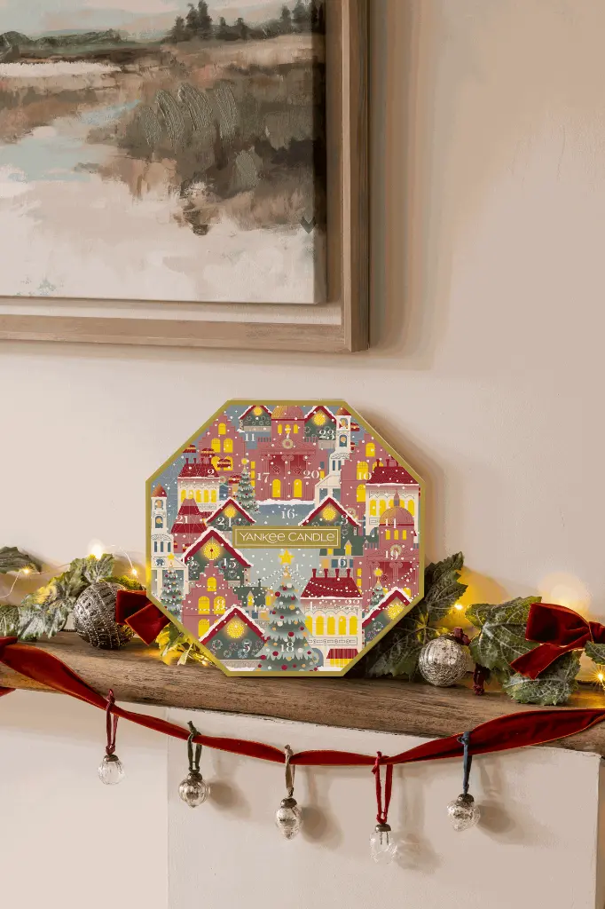 2641985E_ YANKEE CANDLE_AW24 ADVENT WREATH_environmental shot 3.webp