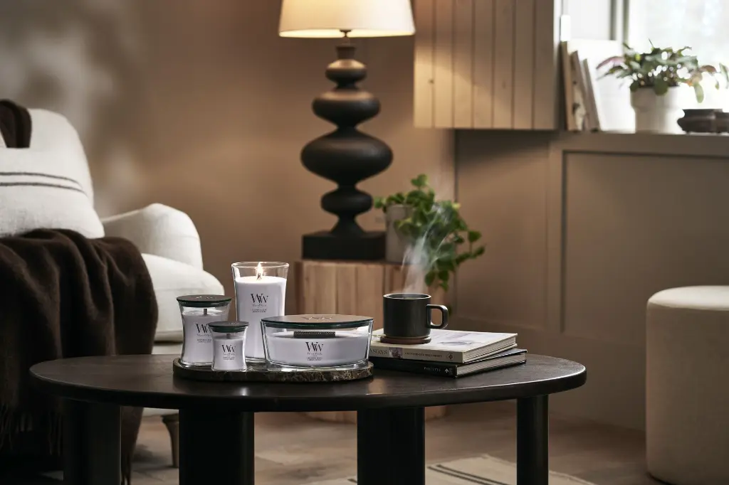 WW_LavenderCedar_FullJarRange_Enviro_Livingroom_01.webp