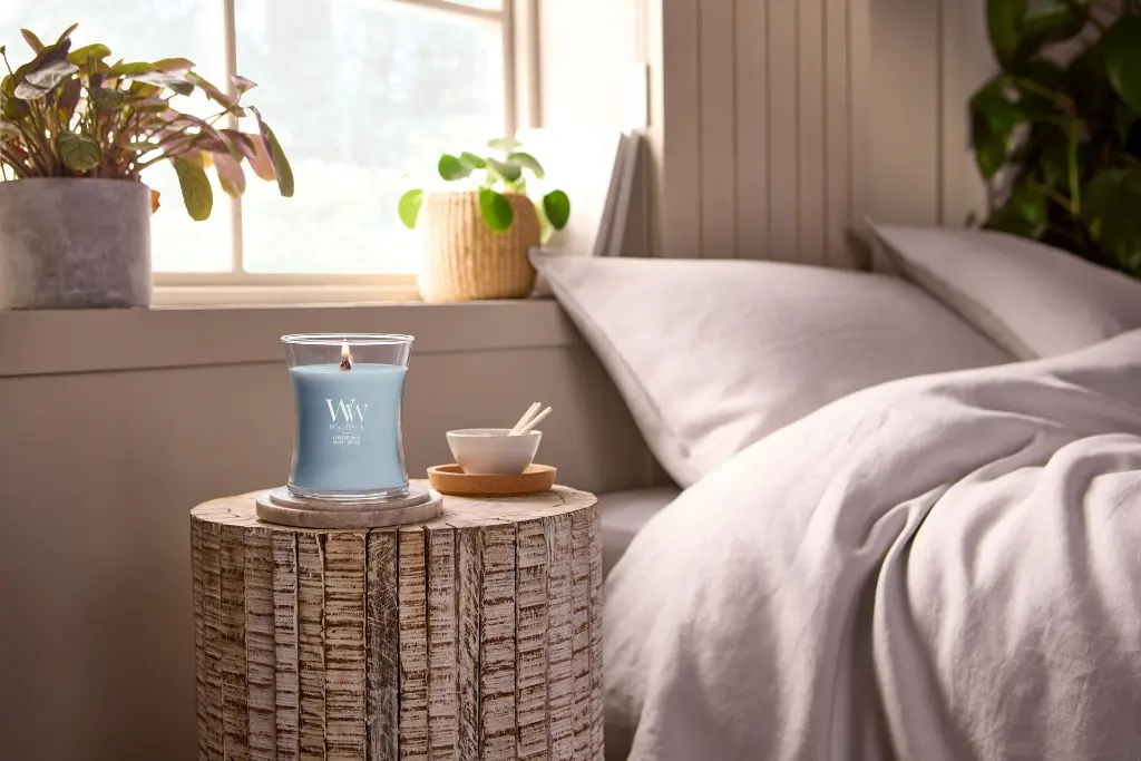 WW_LakesideMist_MediumJar_2670623E_Enviro_Bedroom_02.webp