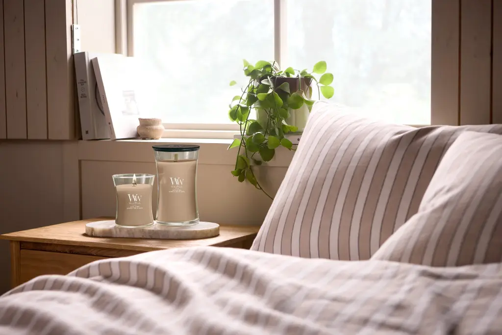WW_SantalMyrrh_LargeMedium_Enviro_Bedroom_01.webp