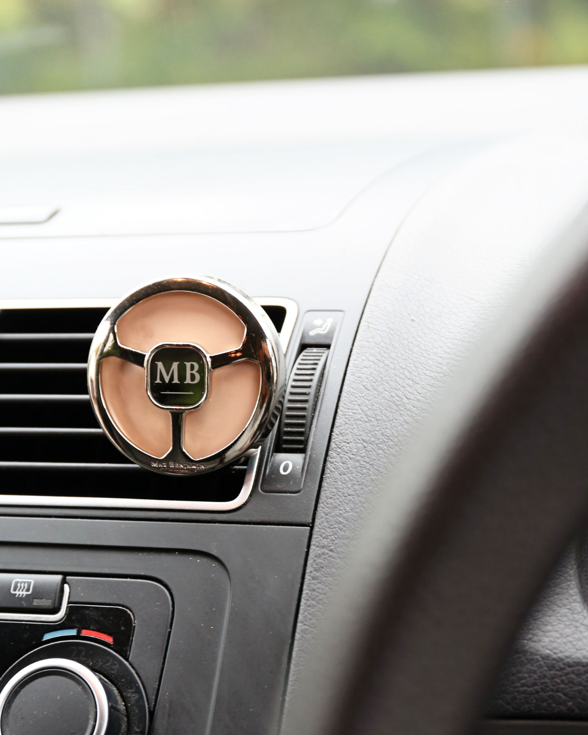 [RB-CFGB10] MB Car Fragrance Holder + 4 Refills Gift Set Irish Leather & Oud